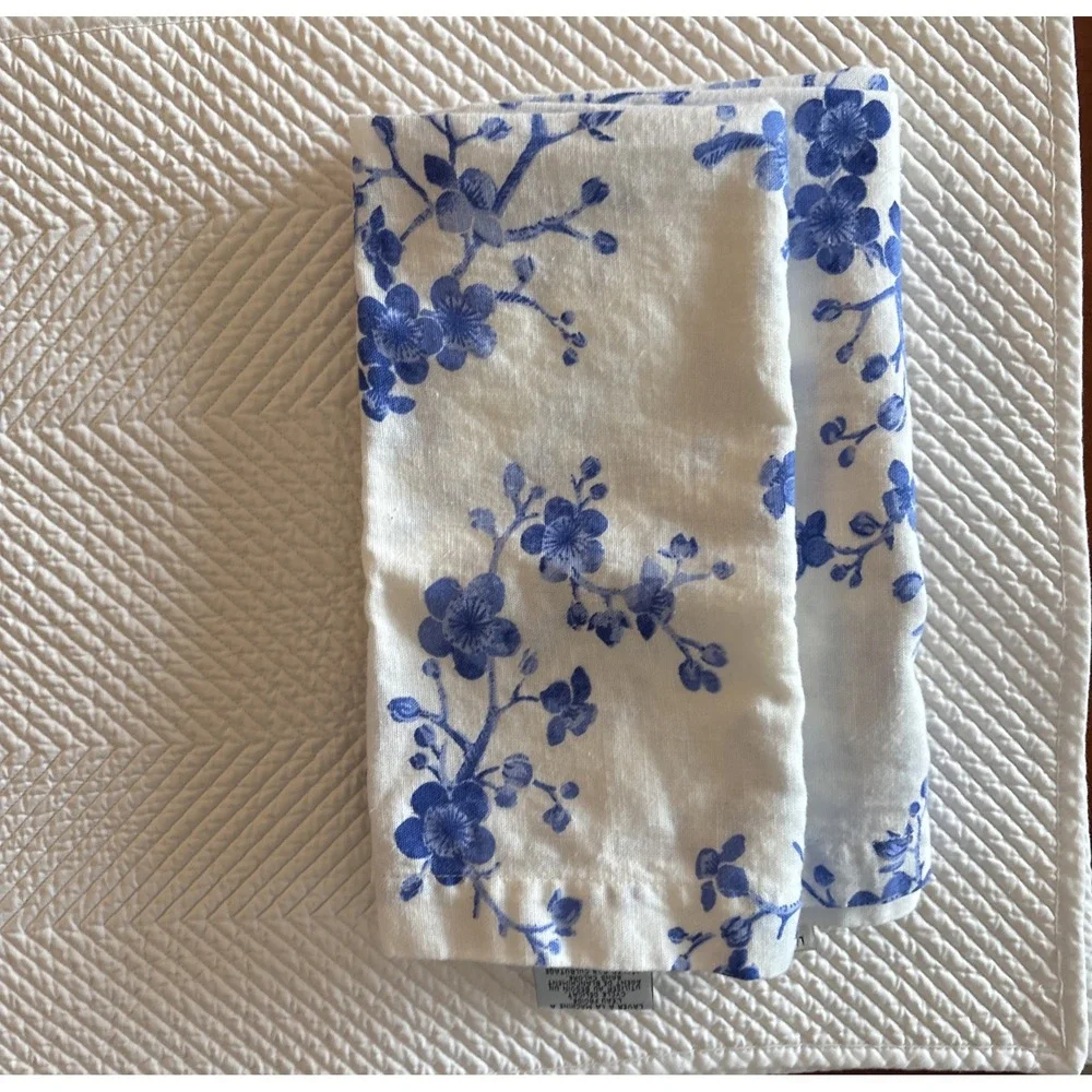 Williams Sonoma Placemats 2 white quilted and 2 cotton napkins floral